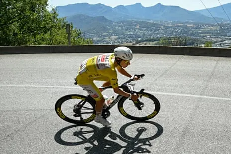 The yellow jersey of Tadej Pogacar descending the Col de Prés