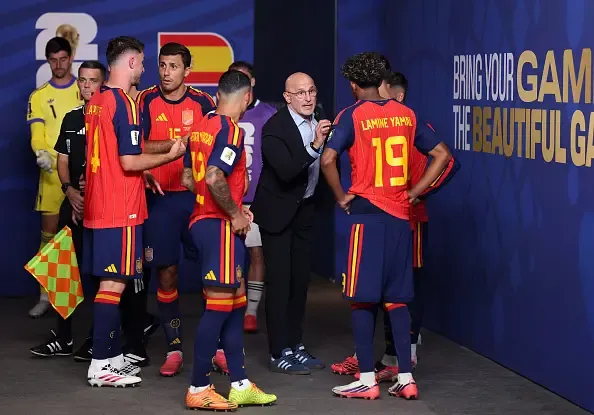 Luis de la Fuente, Head Coach of Spain, speaks with his players